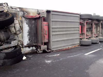 Τροχαίο με νταλίκα στην Εθνική Οδό – Σε σοβαρή κατάσταση ο οδηγός